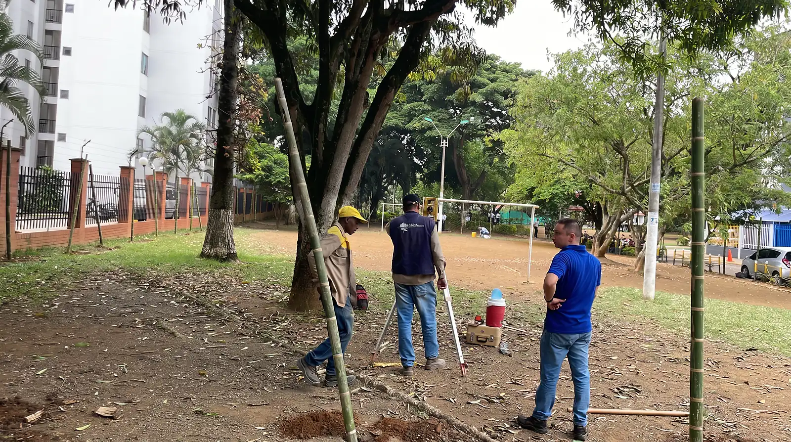 Equipo de Colombia Agroforestal realizando inventario y levantamiento forestal en campo.